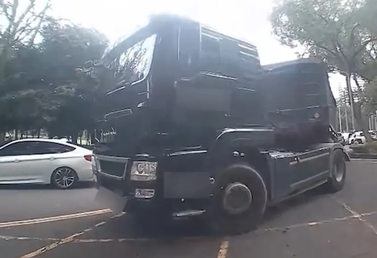 國道警員對著砂石車駕駛疾呼：「下來、下來」，但對方不為所動，趁機開車逃逸。翻攝畫面