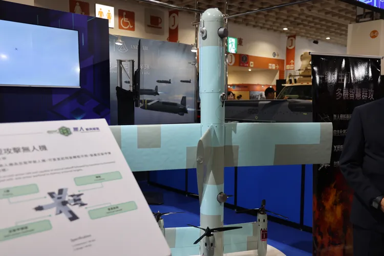 國防展今天登場，中科院共展出四型的「勁蜂」系列無人機，圖為「勁蜂」三型反裝甲無人機，具備垂直起降能力。李俊毅攝