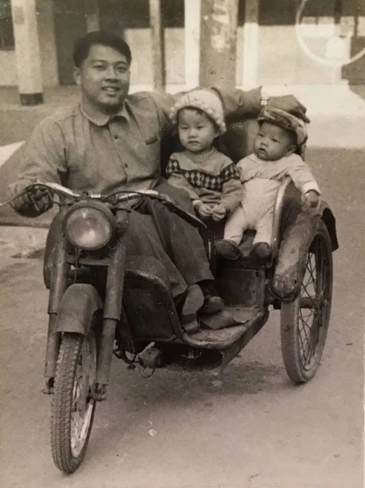 陳凱和年輕時騎機車載陳豐惠、陳豐偉出遊。陳豐惠提供