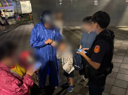開學日小二童走失 八德警尋回助返家