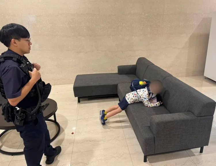 警員在社宅大廳找到男童。八德警分局提供