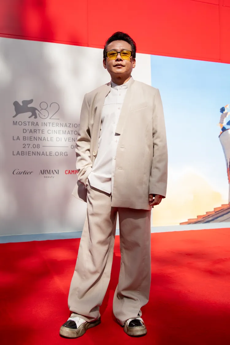 影帝李康生一身亮眼的卡其西裝親臨威尼斯。國家影視聽中心提供