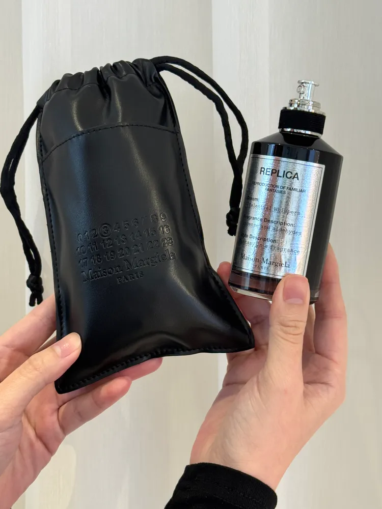 購買系列香水可獲得黑色束口皮套。張家玲攝