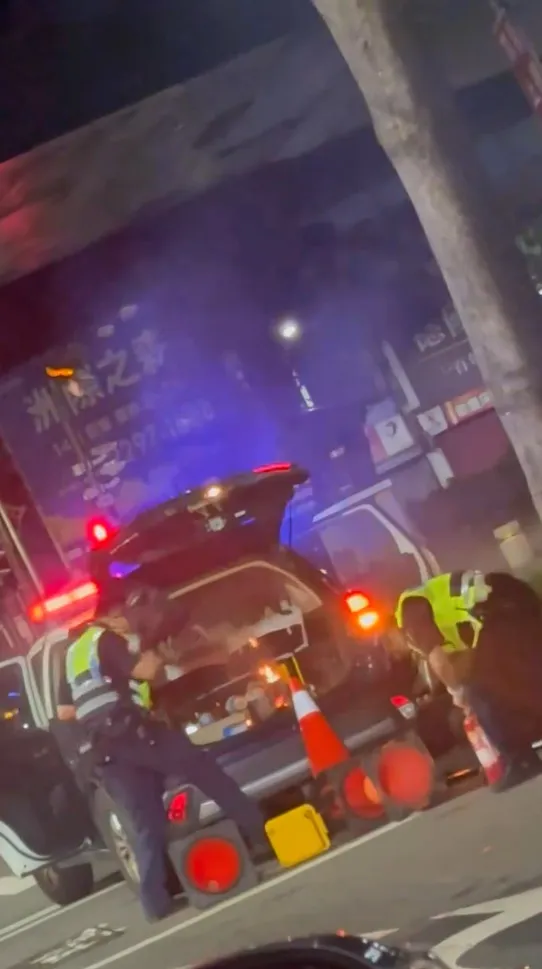 1輛警車後車廂不明原因起火。che_.0777授權提供