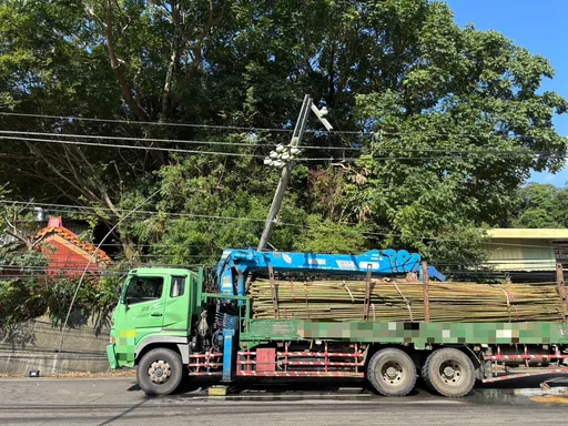 吊臂支撑架酿祸 苗栗台三线大货车撞断电线杆