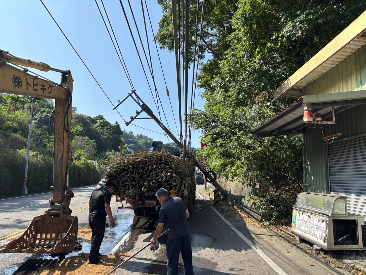 电线杆被撞断。民众提供