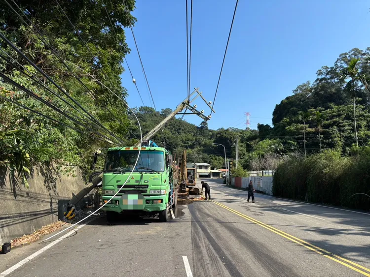 苗栗台三線大貨車撞斷電線桿，所幸無人受傷。民眾提供