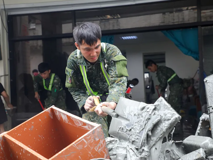 國軍官兵協助花蓮縣光復鄉淤泥清理。國軍第2作戰區提供