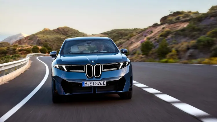 首波登場的iX3 50 xDrive採雙馬達四驅，擁有463匹馬力，0–100km/h加速約4.5秒。原廠照片