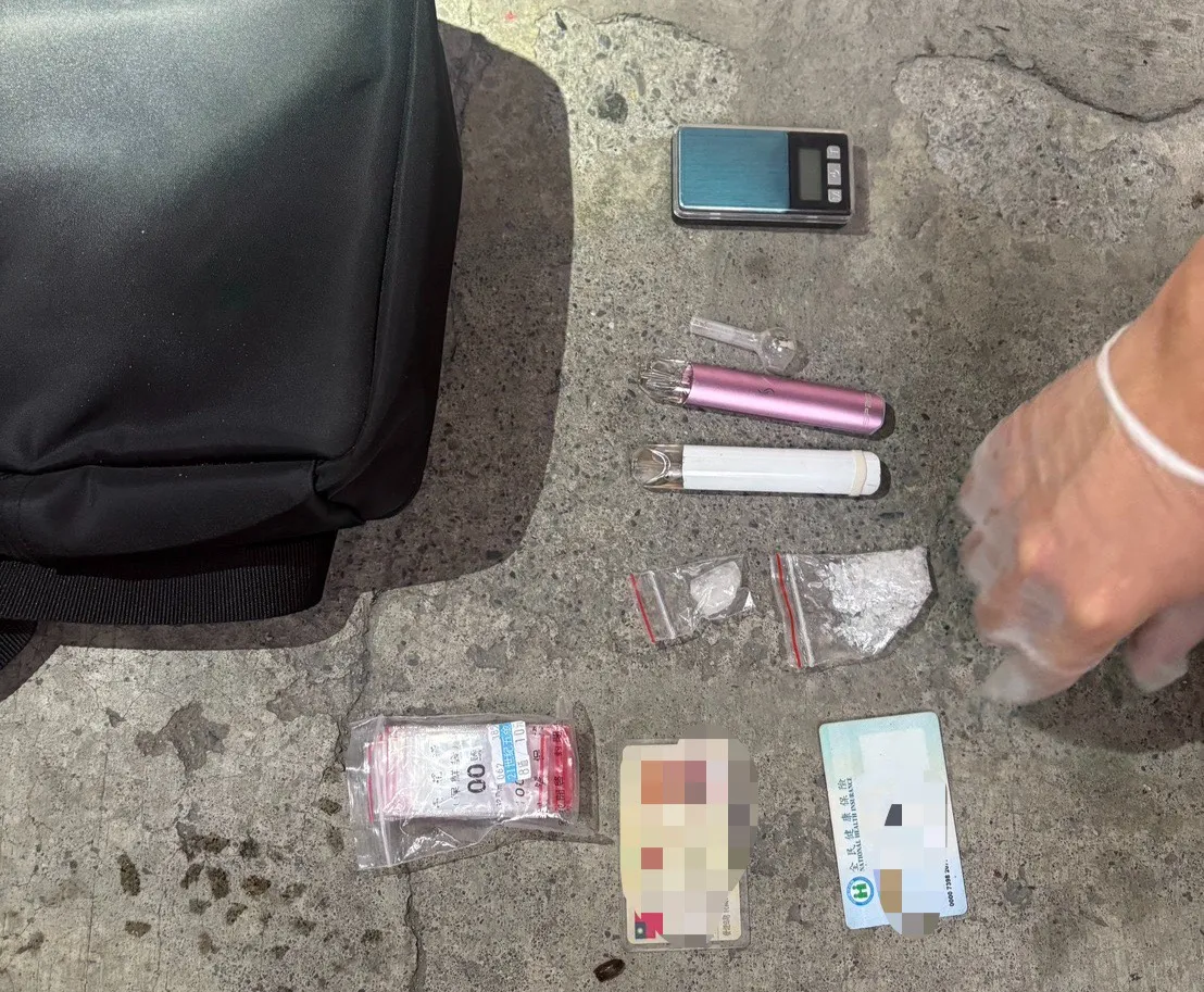 屏东警方拘提窃嫌,起出毒品。翻摄画面