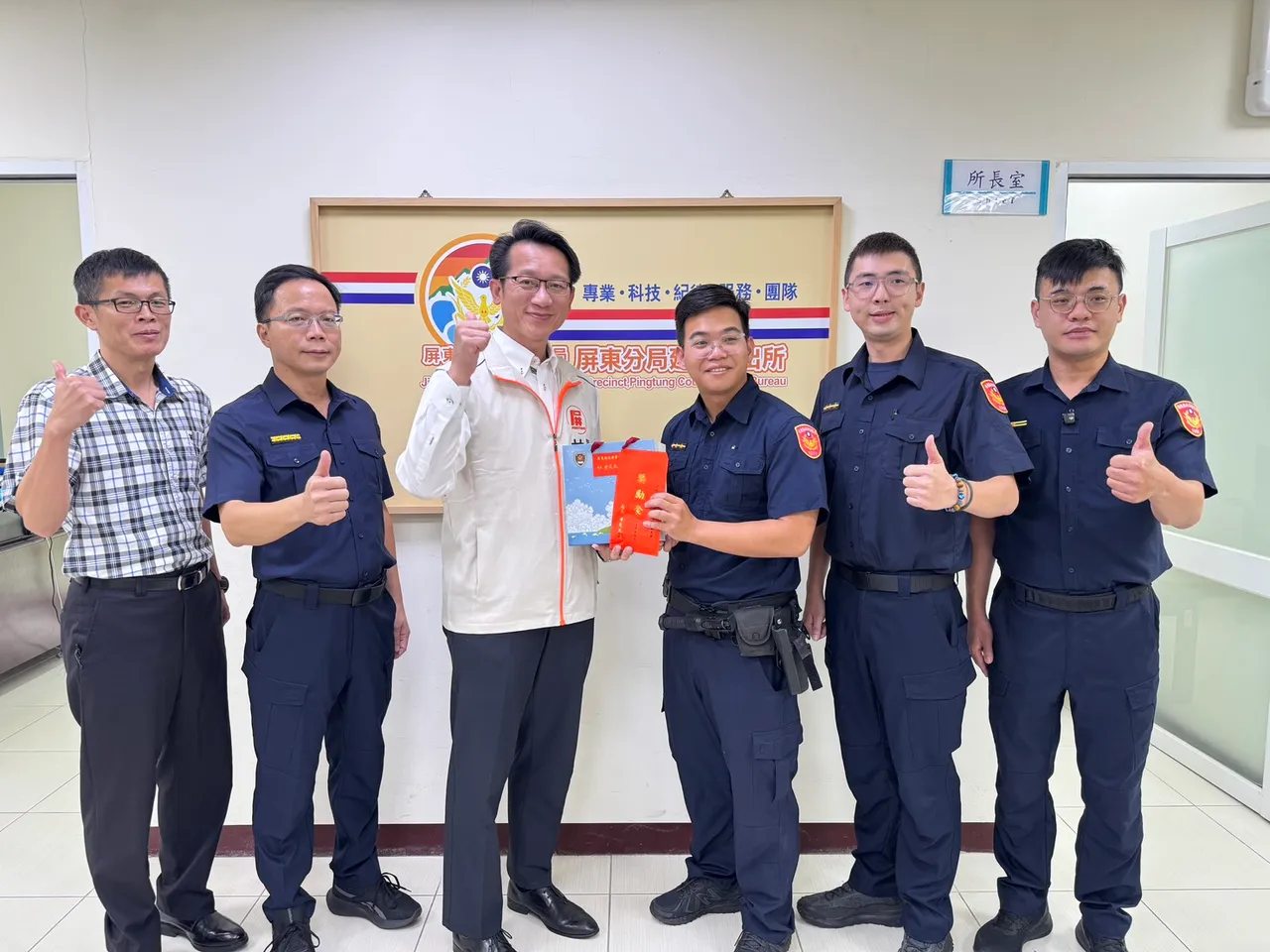 屏东县政府警察局局长甘炎民前往派出所慰勉侦办同仁。翻摄画面