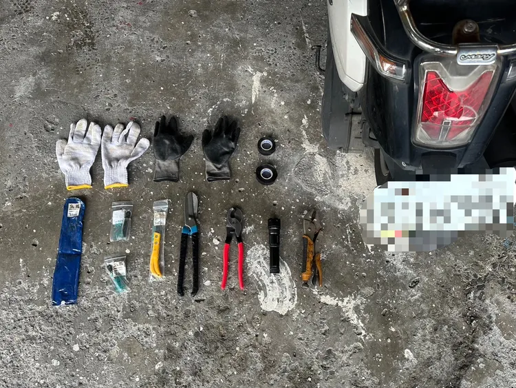 屏東警方拘提竊嫌，起出做案工具。翻攝畫面