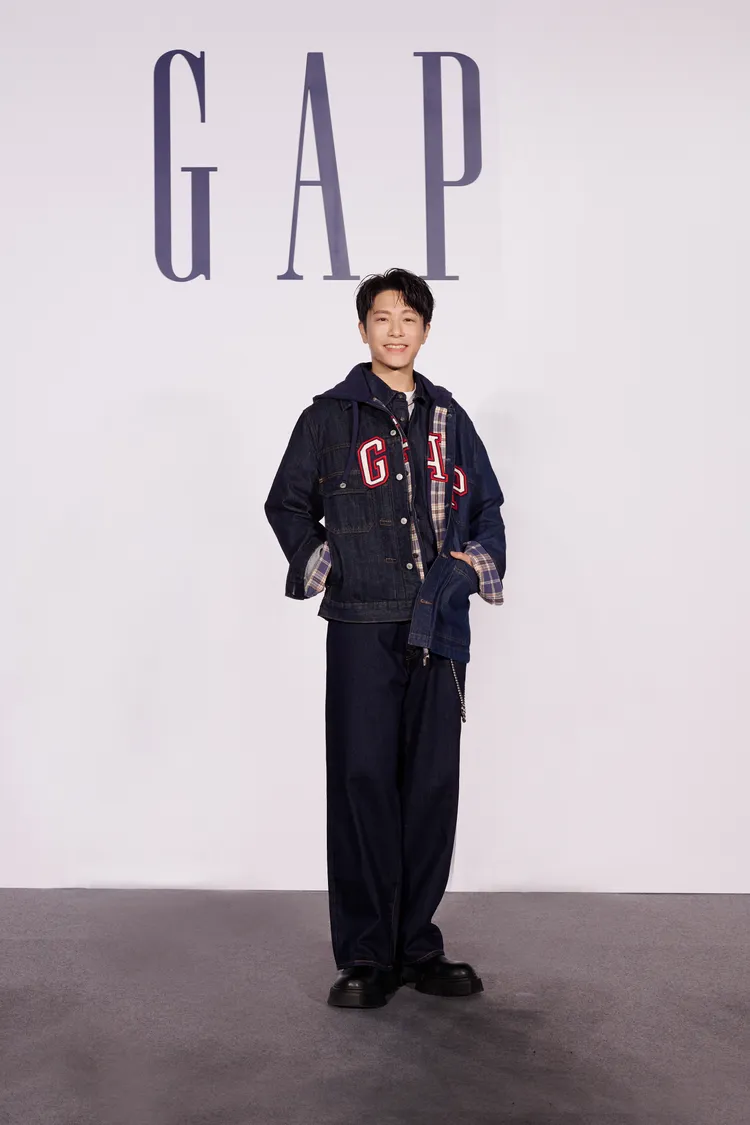 韋禮安身上的訂製拼接外套以丹寧拼接內襯格紋，營造出濃濃的美式街頭基因。品牌提供