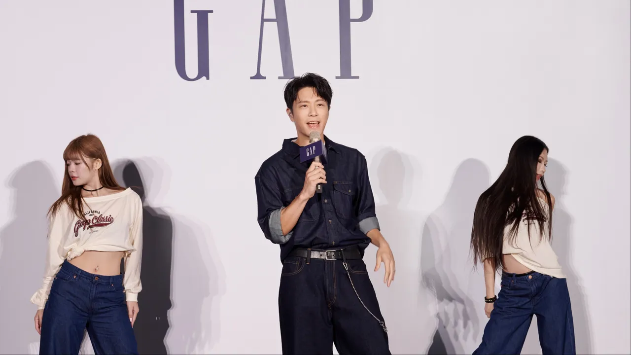 韋禮安換上Gap丹寧套裝變身唱跳歌手。品牌提供