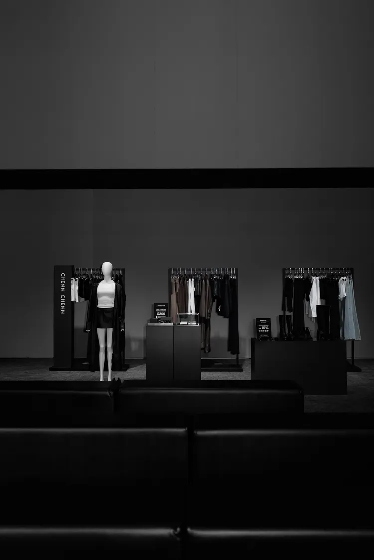 CHENN CHENN新品延續都會時髦風格。品牌提供