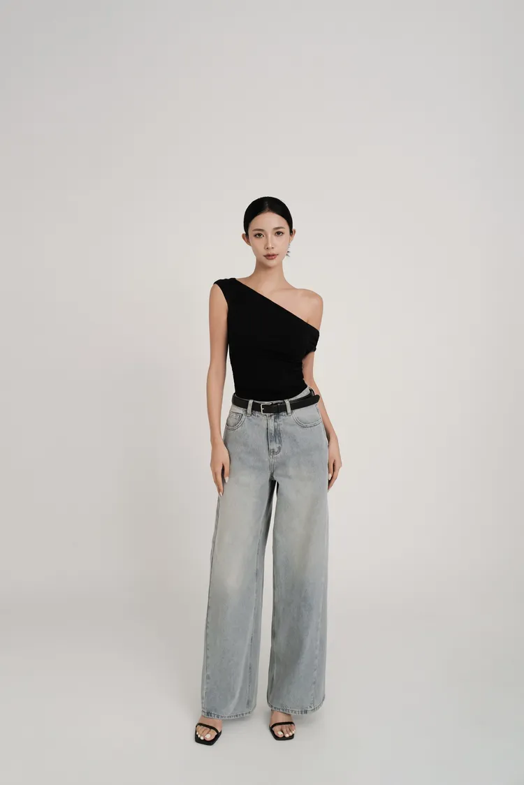 CHENN CHENN 天絲斜肩抓皺短袖790元、斜車線水洗牛仔寬褲1680元。品牌提供