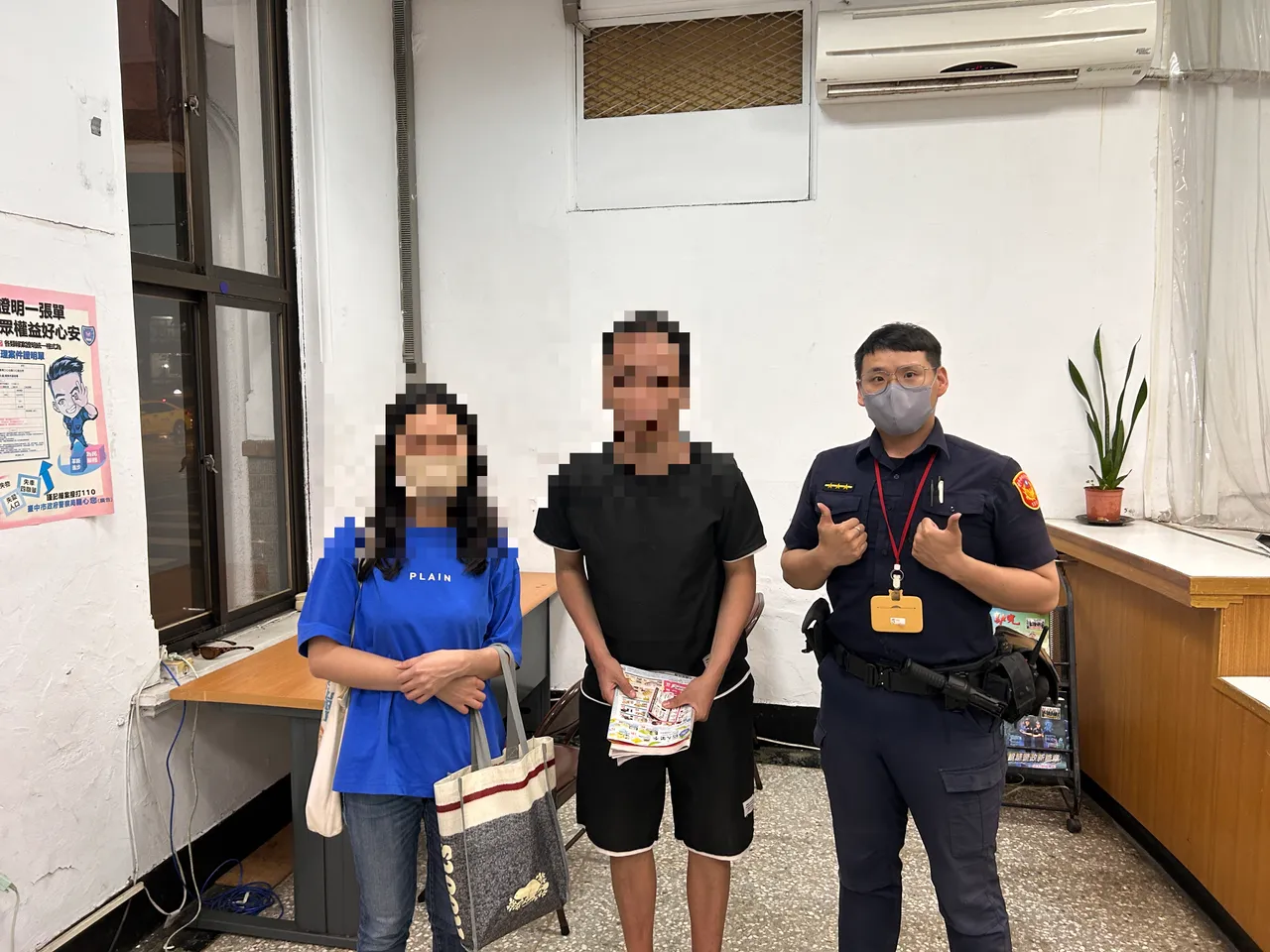 警員林正傑推著未滿周歲的女兒散步,但女兒目光直盯著陳男,林正傑看著覺得是失蹤協尋的陳男,確認後立刻回報警所。翻攝畫面