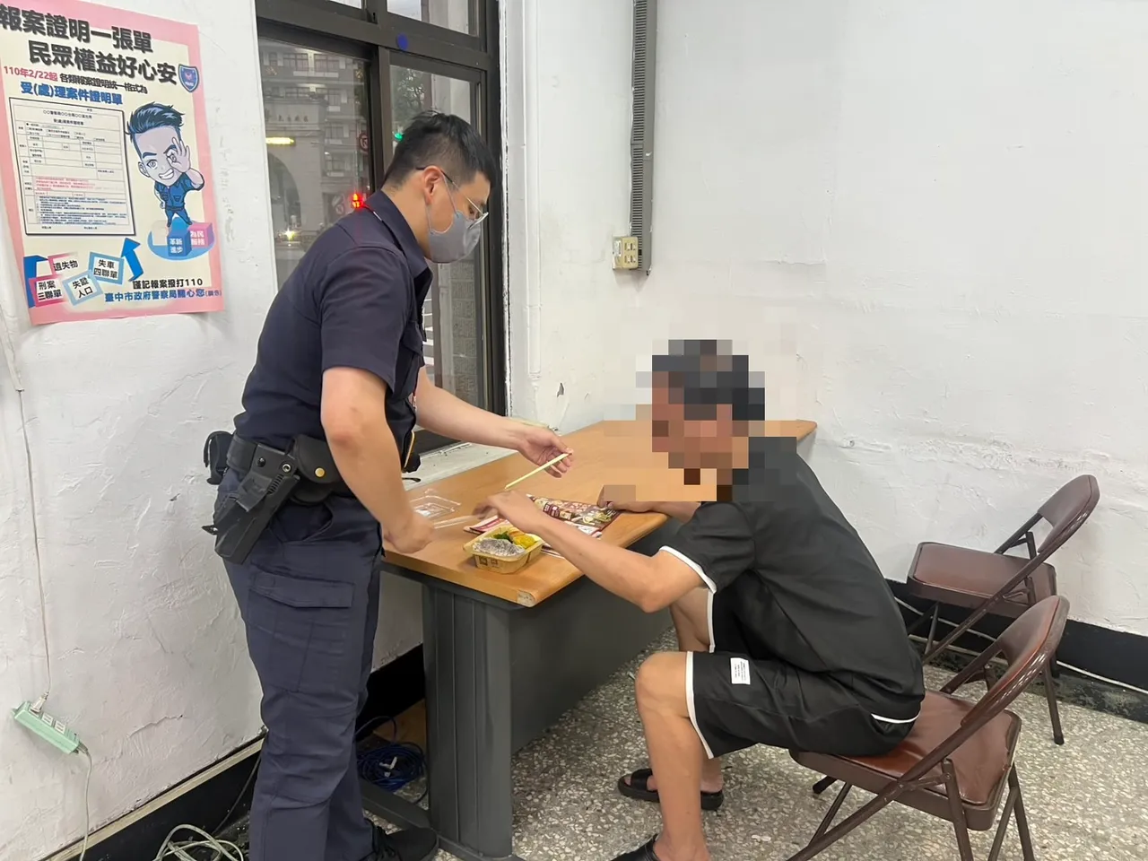 警員林正傑推著未滿周歲的女兒散步,但女兒目光直盯著陳男,林正傑看著覺得是失蹤協尋的陳男,確認後立刻回報警所。翻攝畫面