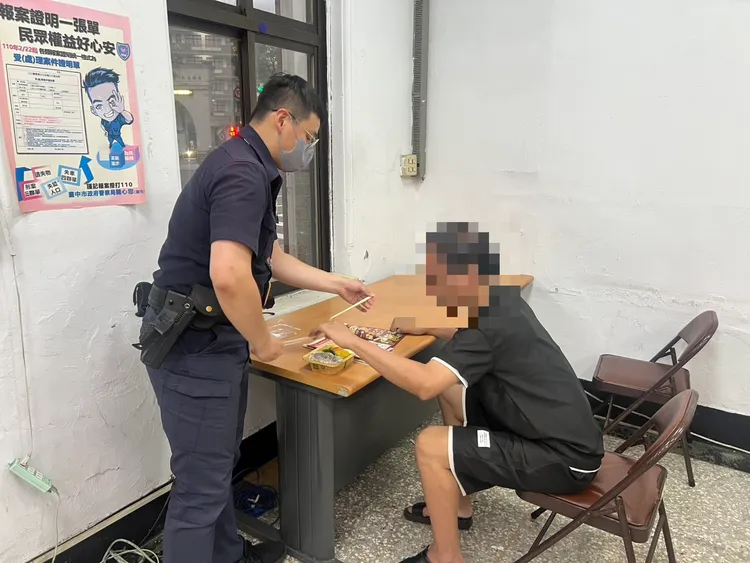 警員林正傑推著未滿周歲的女兒散步，但女兒目光直盯著陳男，林正傑看著覺得是失蹤協尋的陳男，確認後立刻回報警所。翻攝畫面