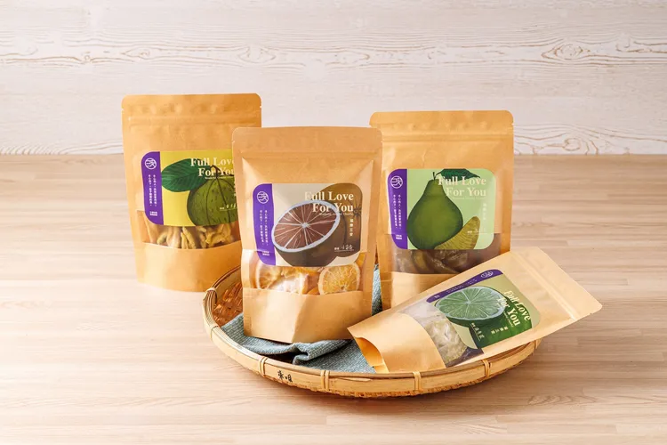 福樂三安 「珍珠芭樂、檸檬圓片、香橙圓片、黃金柚子皮 」， 嚴選台灣特色水果製成果乾，完整保留水果的天然香氣與營養，具Q彈的果乾口感，售價180元，天光雜貨店中秋檔期期間任選3包優惠價500元。 天光雜貨店提供