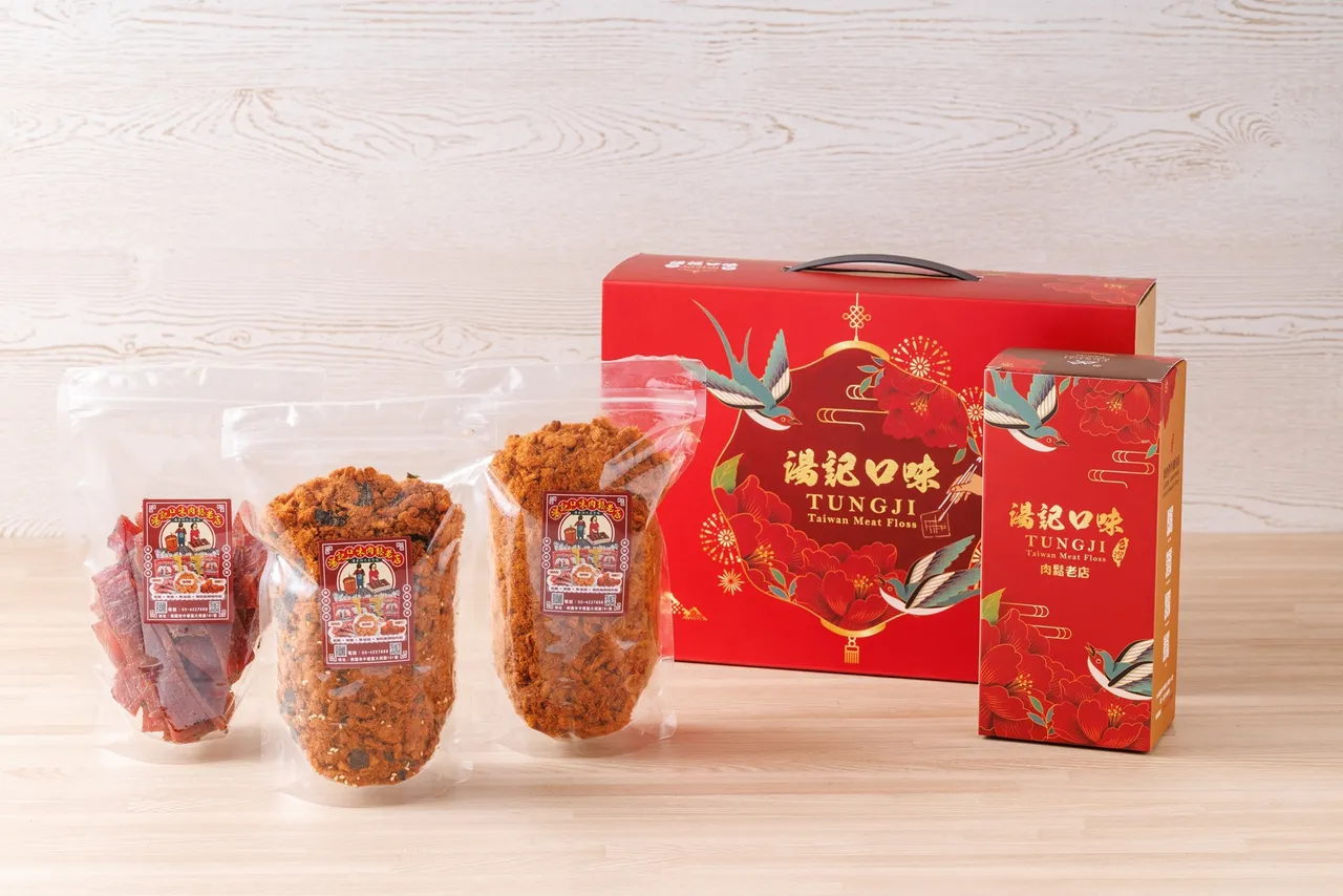 湯記口味肉鬆老店「飛燕牡丹禮盒」,禮盒內含飛燕牡丹肉乾1入、飛燕牡丹肉鬆1入、飛燕牡丹海苔芝麻肉鬆1入,採用「臺灣黑豬溫體肉」製作,更是秉持老祖宗製法,呈現出酥香肉鬆的口感 ,售價900元,天光雜貨店中秋檔期期間優惠價880元。天光雜貨店提供
