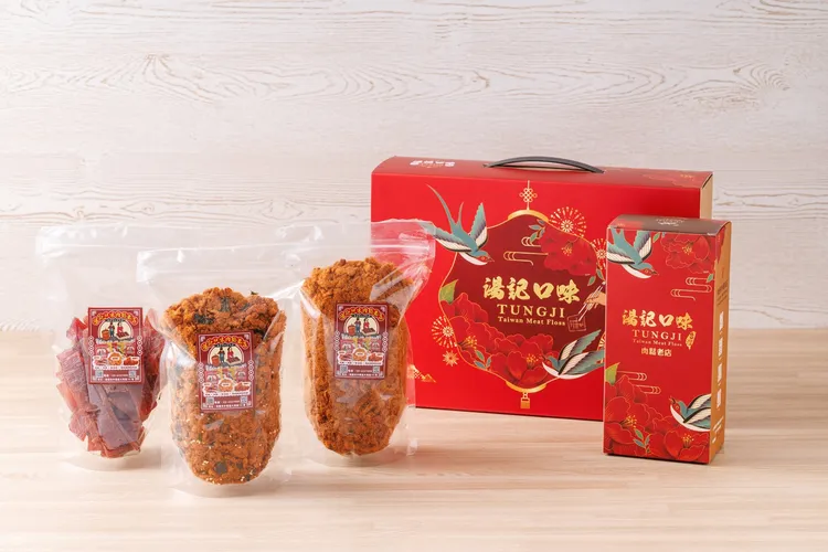湯記口味肉鬆老店「飛燕牡丹禮盒」，禮盒內含飛燕牡丹肉乾1入、飛燕牡丹肉鬆1入、飛燕牡丹海苔芝麻肉鬆1入，採用「臺灣黑豬溫體肉」製作，更是秉持老祖宗製法，呈現出酥香肉鬆的口感 ，售價900元，天光雜貨店中秋檔期期間優惠價880元。天光雜貨店提供