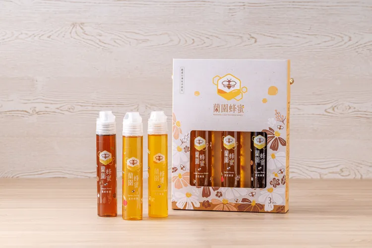 蘭園養蜂場「 WONDERLAND 蜂蜜禮盒組 」，WONDER LAND 蜂蜜經典禮盒組內含3入不同風味蜂蜜，採用精選台灣在地採收蜂蜜，純淨天然、香甜馥郁，其瓶身輕巧便攜，選用耐熱塑膠材質，耐摔不易破損，適合日常攜帶，隨時享受沖泡蜂蜜茶的便利，售價749元，天光雜貨店中秋檔期期間優惠價599元，30盒以上團購價75折。天光雜貨店提供