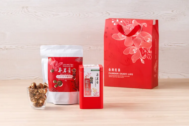 奉茗堂「小茶米提盒禮盒」，禮盒內含全台最高海拔清境高山紅玉紅茶，並搭配採用比利時iTi風味絕佳二星獎章原葉茶研磨製作茶香爆米花，售價600元，天光雜貨店中秋檔期期間買6盒送1盒，50盒以上75折。天光雜貨店提供
