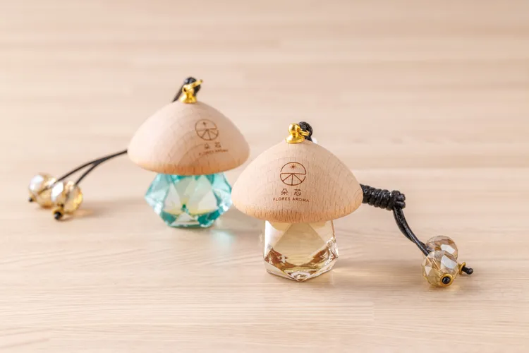 朵芯療癒香氛「蘑菇頭桂花特調擴香液」、「蘑菇頭梔子花特調擴香液」，純天然精油配方，無香精，售價450元，天光雜貨店中秋檔期期間任選2瓶優惠價880元。天光雜貨店提供