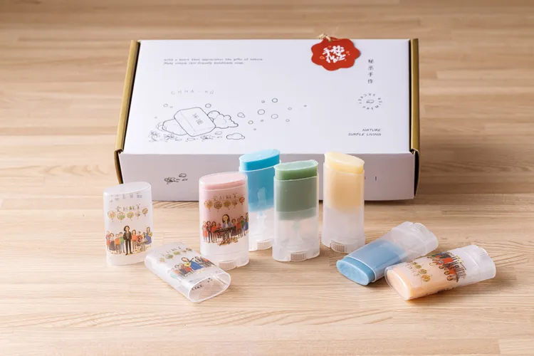 秘丞手作工坊「 隨身皂6入禮盒」， 金馬導演楊力州桃園龍潭菱潭街興創基地紀錄片「愛別離苦」聯名款 ，禮盒內6款顏色及味道皆不同，售價450元，天光雜貨店中秋檔期期間任選2件優惠價850元。天光雜貨店提供