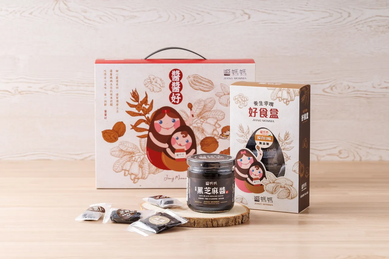 醬媽媽芝麻專門店「發財醬醬好禮盒 」, 禮盒內含綜合黑芝麻糕及黑芝麻醬 ,售價670元,天光雜貨店中秋檔期期間任選2盒優惠價1150元,20盒以上團購價55折。天光雜貨店提供