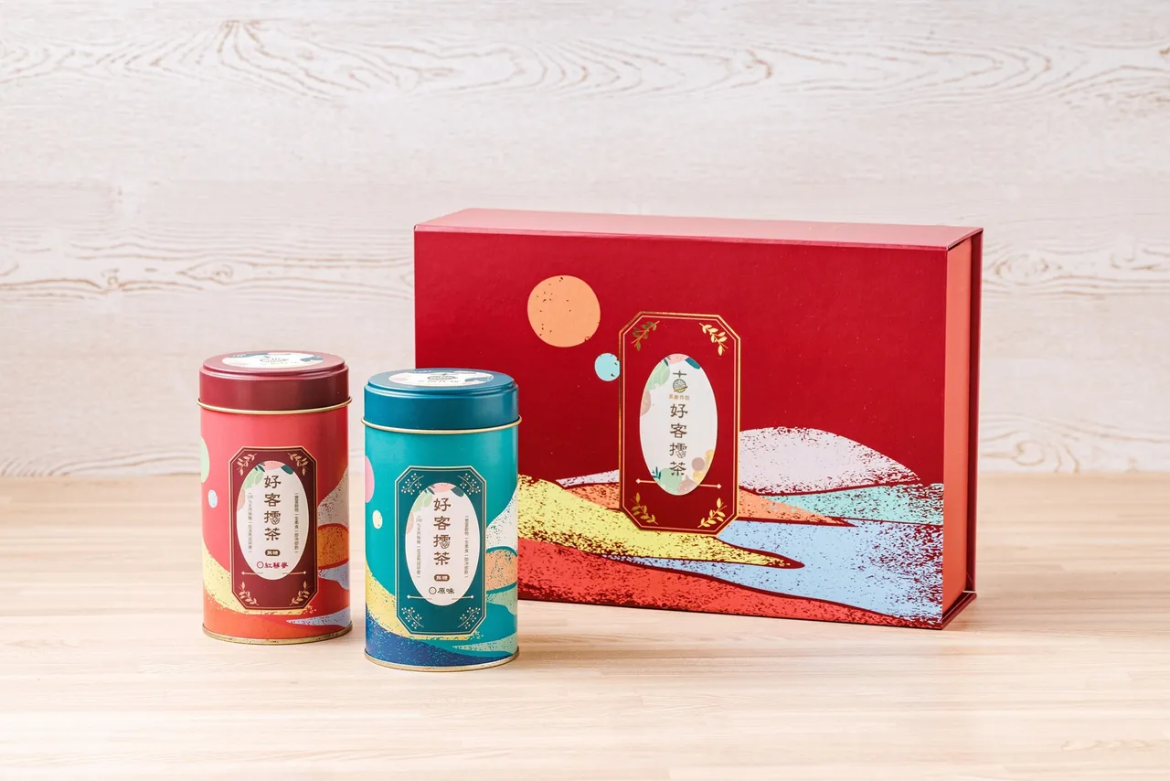 古風茶創擂茶「豪賽擂禮盒」,濃厚客庄風味,禮盒內含原味及紅藜麥口味各一罐,售價650元,天光雜貨店中秋檔期期間優惠價630元,20件以上團購價600元。天光雜貨店提供