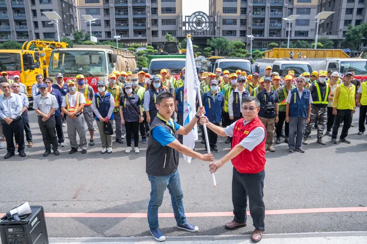 副秘書長王啓川授旗給高雄市政府救災團隊。翻攝畫面