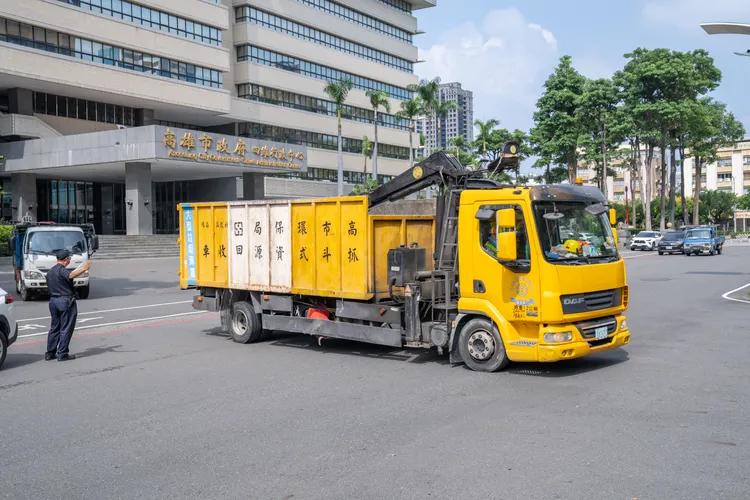 高雄市政府今（30）日集結跨局處支援團隊，出發前往花蓮協助清除災區淤泥與環境復原工作。翻攝畫面
