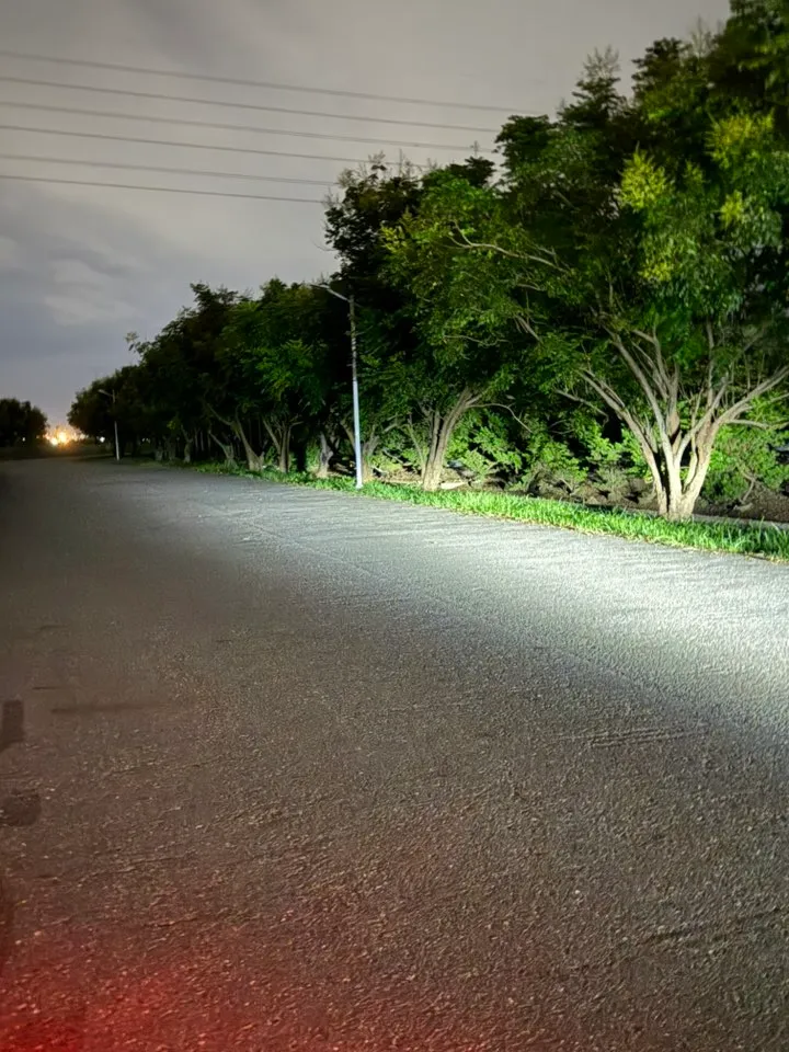 被害人指，沒有路燈這一段路，就是預謀犯案者出現的地方。翻攝畫面