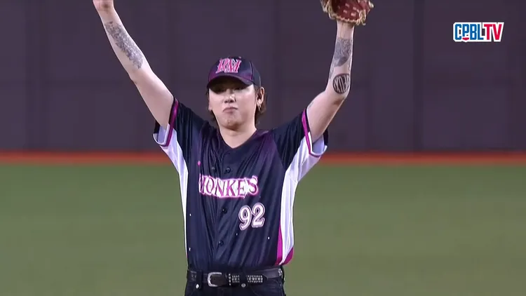 ZICO昨天擔任樂天桃猿大巨蛋的開球嘉賓，會後還有演出。翻攝YouTube