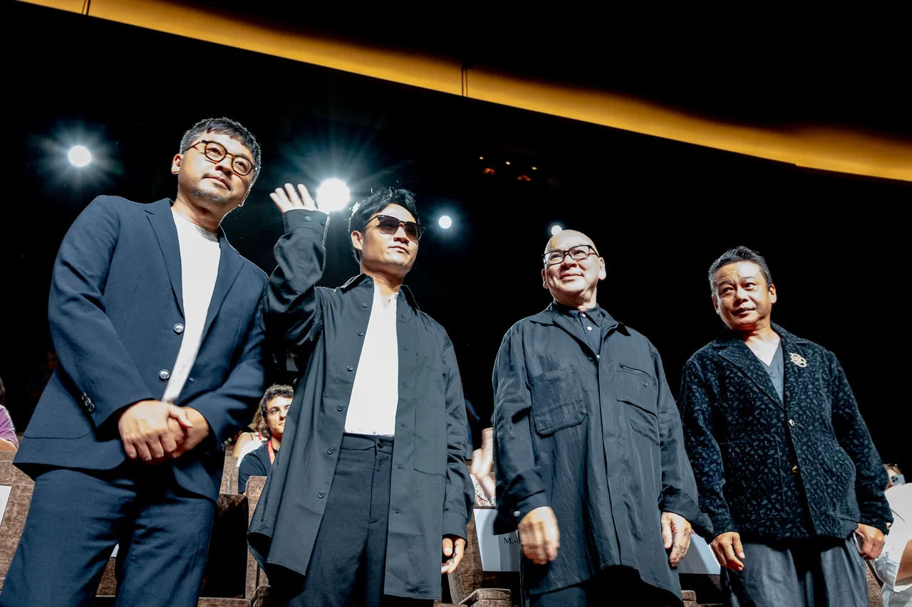 《回家》放映结束,导演与演员接受观众鼓掌欢呼。汯呄霖电影提供