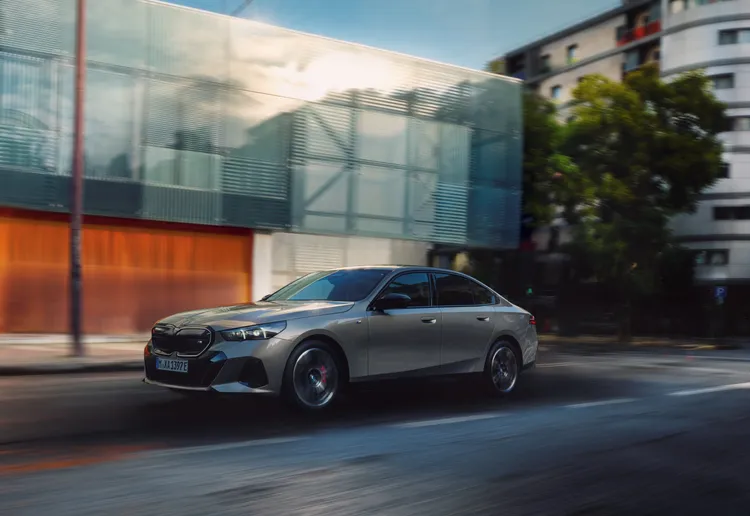全新年式i5 eDrive40 M Sport最高續航里程提升至627公里，而性能旗艦i5 M60 xDrive則在保有強勁動力輸出的同時，最高續航里程提升至540公里。業者提供