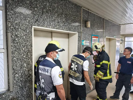 農曆七月鬼門快關了...高市殯儀館電梯超載卡1小時 網友毒舌「猜猜裡面幾人」