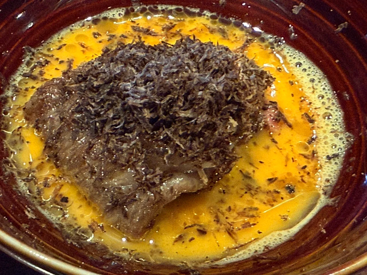 和牛白金烧以油脂丰富的纽约客,沾上特制烧肉酱并以大火的方式涮烤,搭配生食级蛋液,以寿喜烧手法呈现,最后刨上新鲜季节松露。陈扬盛摄