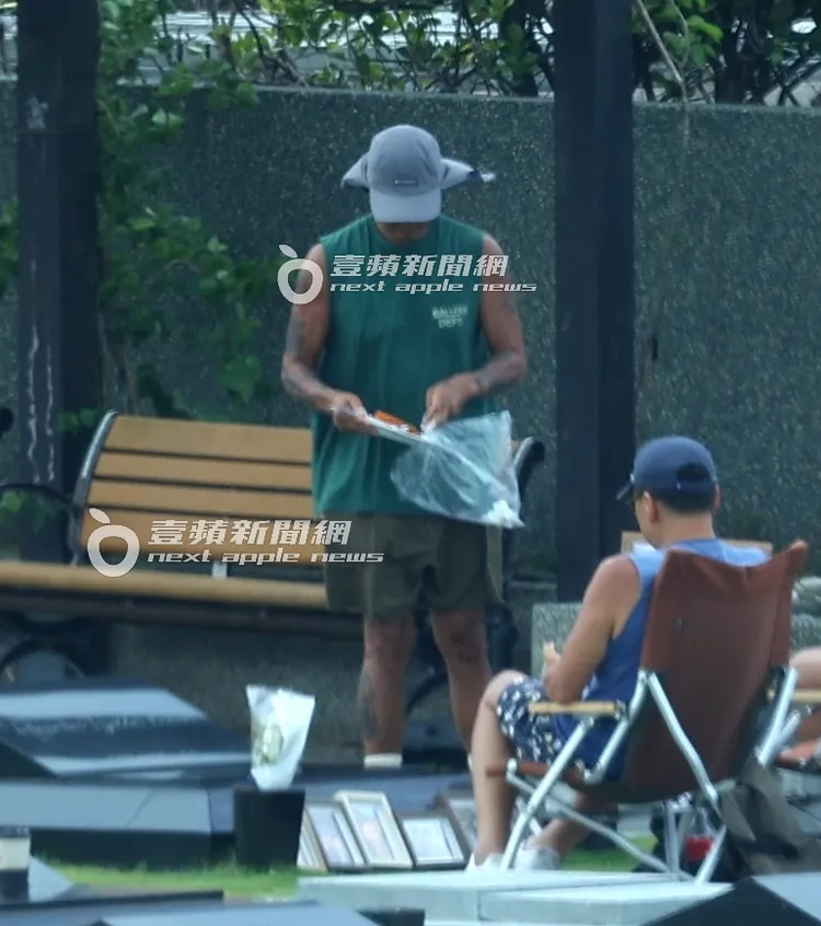 1小時後，具俊曄拿出透明袋，打包帶來祭拜大S的點心。特勤中心攝