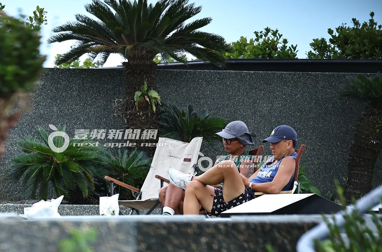 具俊晔(左)时常上山到大S墓前,看著两人合照画画,寻找纪念雕像的设计灵感。特勤中心摄