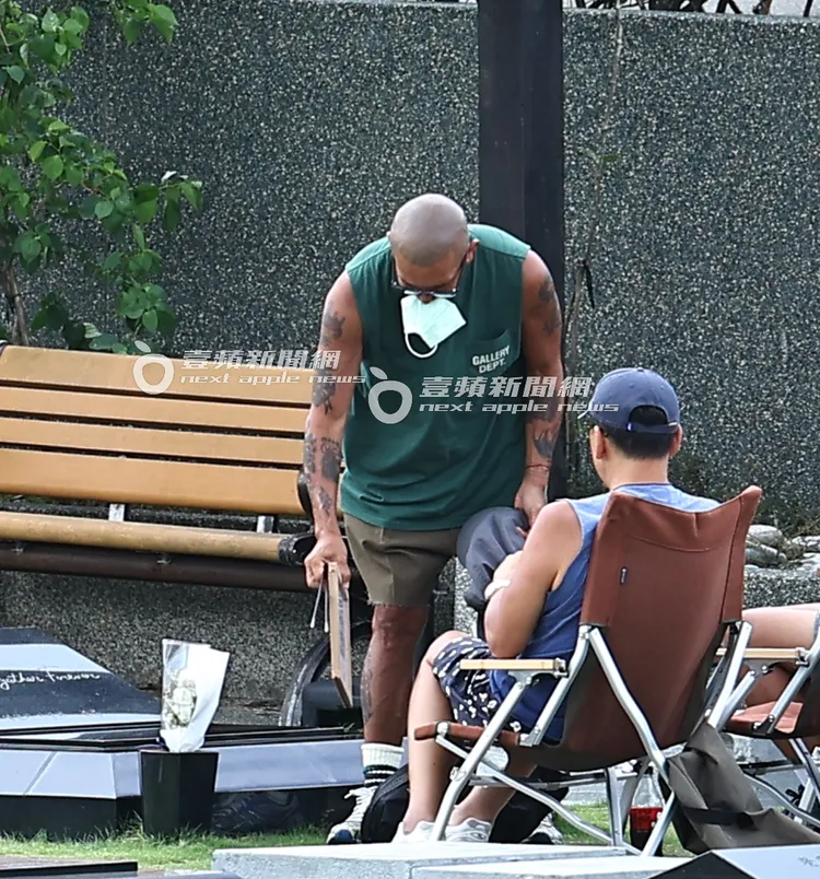 具俊曄將6幅他和大S的相片放進袋子收好。特勤中心攝