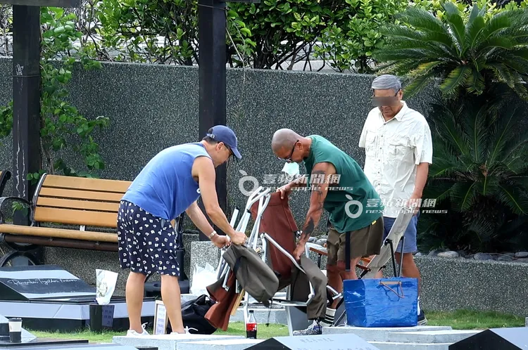 具俊曄（中）及Michael將露營椅收起。特勤中心攝