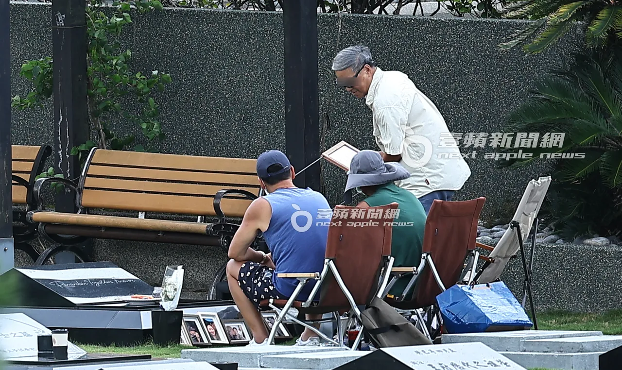 半小时后,一名中年男子加入具俊晔及Michael行列,带著标语牌子送给具俊晔。特勤中心摄