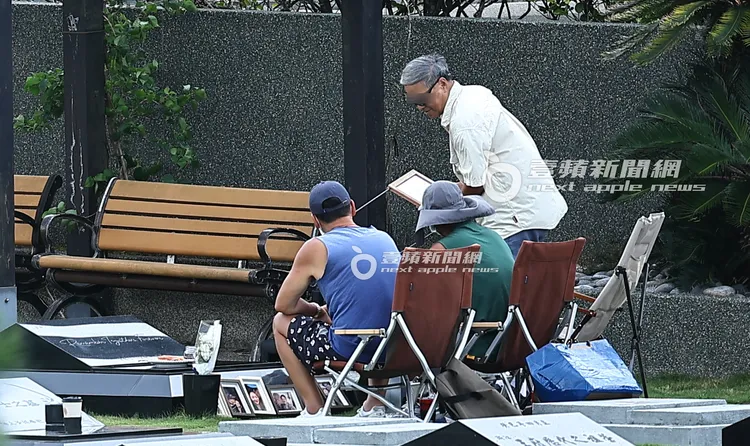 半小時後，一名中年男子加入具俊曄及Michael行列，帶著標語牌子送給具俊曄。特勤中心攝