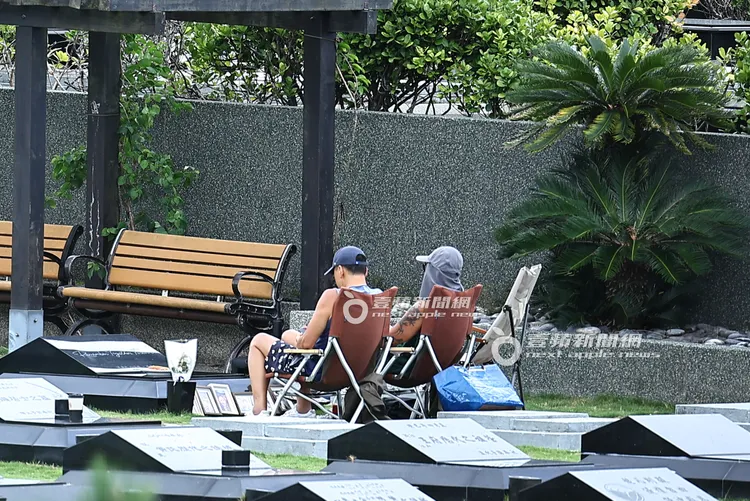 具俊曄（右）與「大哥」Michael到金寶山玫瑰園探望大S。特勤中心攝