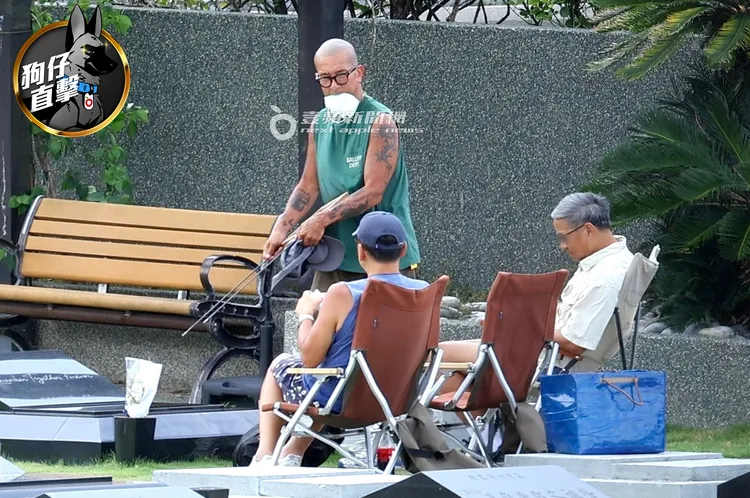 具俊曄上午到金寶山弔唁愛妻大S，叼著口罩整理幕前環境。特勤中心攝