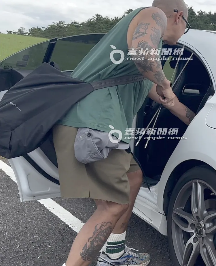 具俊曄將有大S畫作的平板及合照放進黑色隨身包。特勤中心攝