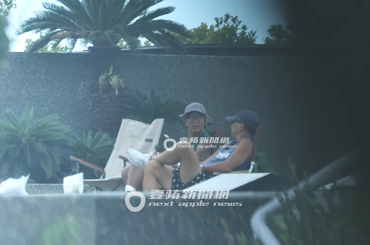 Michael（右）陪具俊曄坐在大S墓前，偶爾交談。特勤中心攝